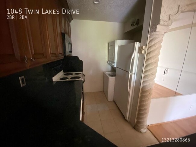 Building Photo - Spacious 2/2 in Lakewood Village Coral Spr...