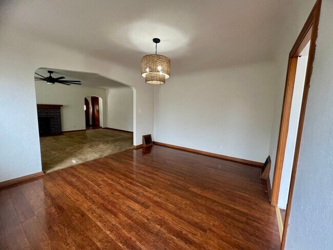 Foto del edificio - *** JUST REDUCED & MOVE- IN SPECIAL *** 3 Bedroom, 2 Bathroom charming Craftsman Style Home nestl...