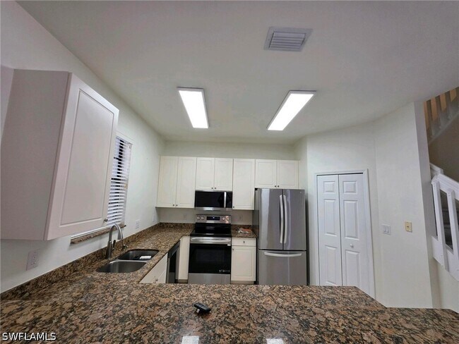 Foto del edificio - 14708 Sutherland Ave