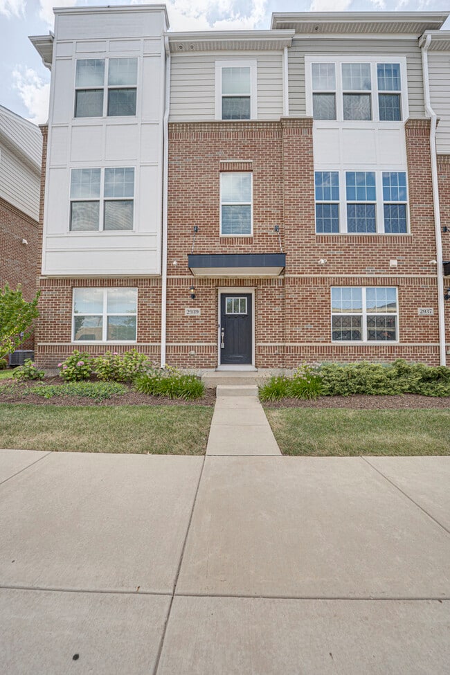 Building Photo - 2939 Showplace Dr