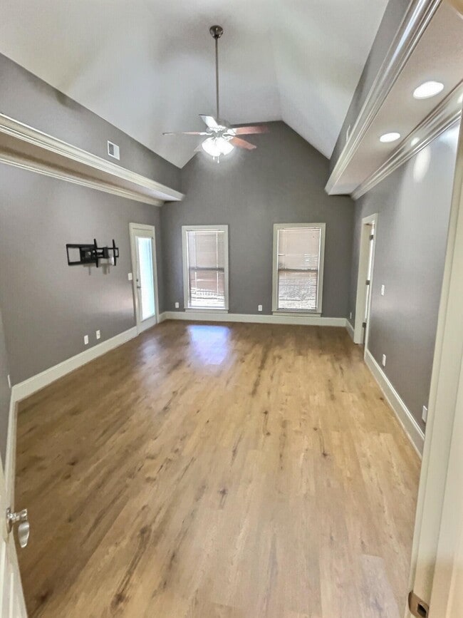 Building Photo - 8385 Glenshire Ln