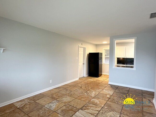 Building Photo - Charming 4 Bedroom home in Pensacola!