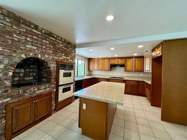 Building Photo - Very Spacious home in the desirable Porter Ranch area with a separate detached guest house