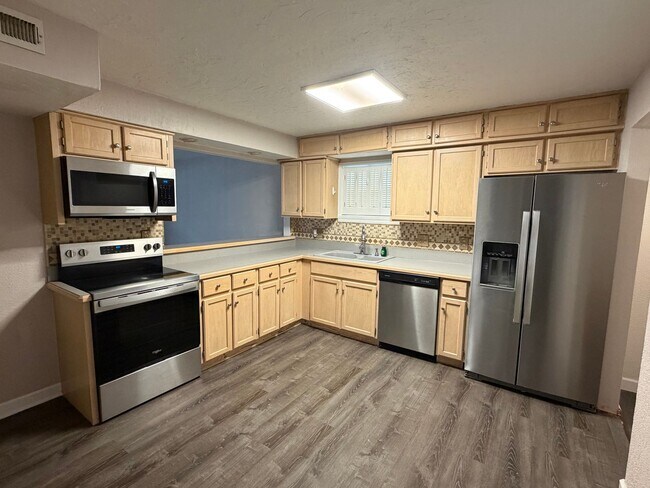 Foto del edificio - Charming 3-Bedroom Home in Cuyahoga Falls with Flexible Living Space & Fenced Yard!