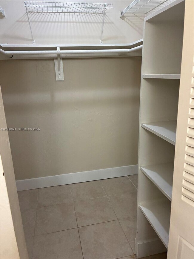 Foto del edificio - 8325 SW 72nd Ave