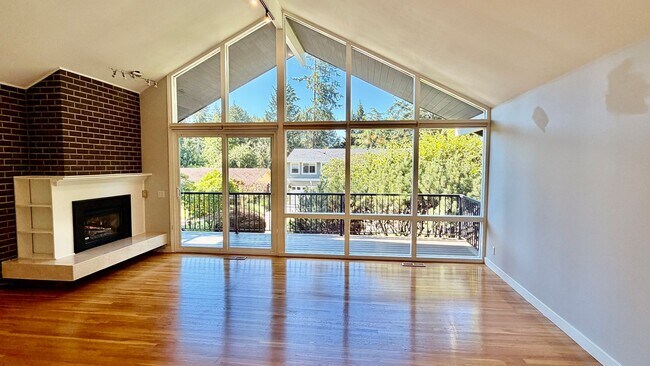 Foto del edificio - Spacious 4BR Bellevue Home with A/C, Office & Private Yard Near Microsoft