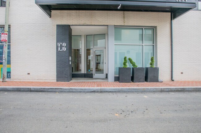 Foto del edificio - Stunning 1 Huge Den/1 Full BA Den Condo in...