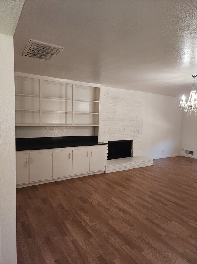 Building Photo - 3 Bedroom 2 Bathroom in court Near Somerse...