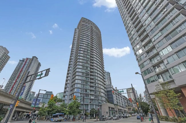 Building Photo - 2202-689 Abbott St