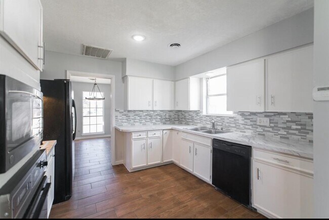 Foto del edificio - 8503 Braes River Dr