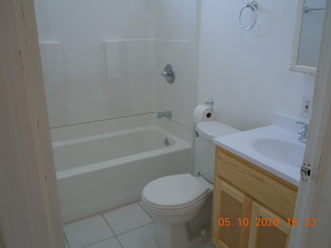 Foto del edificio - 351 1/2 E Century Blvd