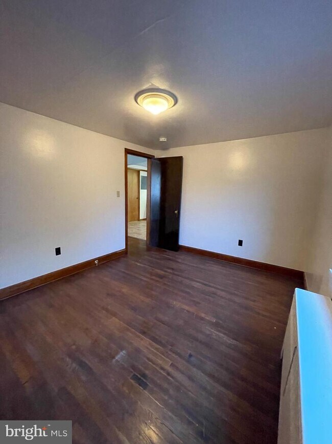 Building Photo - 5482 Buchanan Trail W