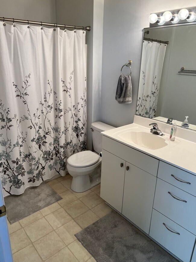 Building Photo - 2 Bedroom Downtown Milwaukee Condo