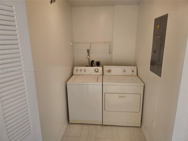 Building Photo - 9470 Tangerine Pl
