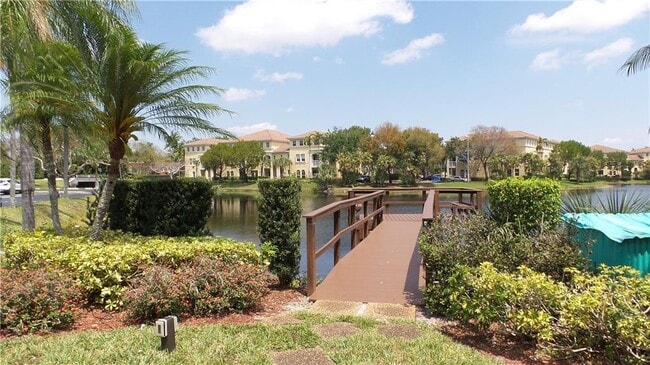 Building Photo - 250 Jacaranda Dr