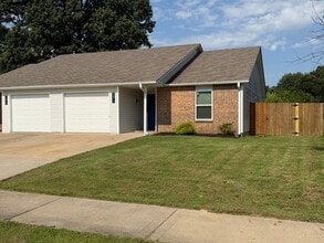 Building Photo - 1375 N Carriage Way