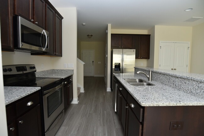 Foto del edificio - Richmond Hill- 3Br, 2 1/2 Bath Townhome