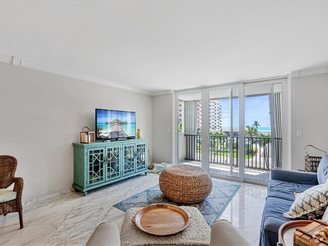Building Photo - 1150 Hillsboro Mile