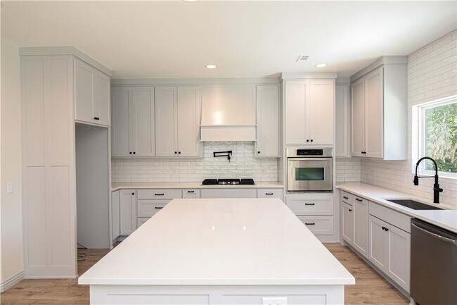 Foto del edificio - 13734 Canal St