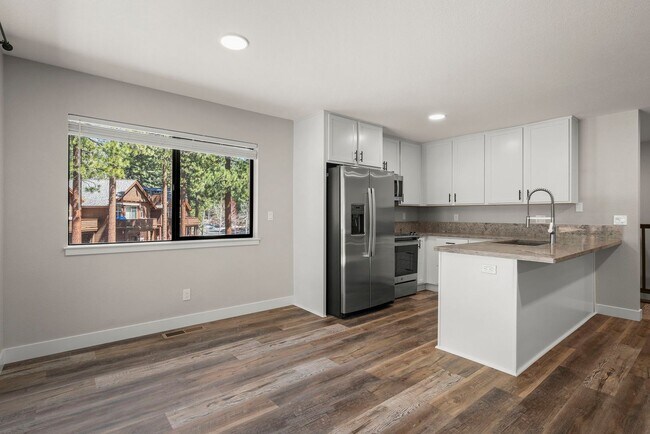 Foto del edificio - 647 Village Blvd