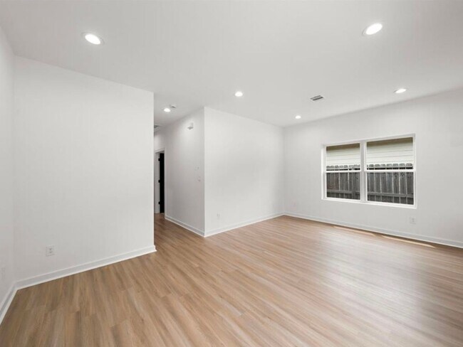 Foto del edificio - Brand New 3-Bedroom Duplex Near Medical Ce...