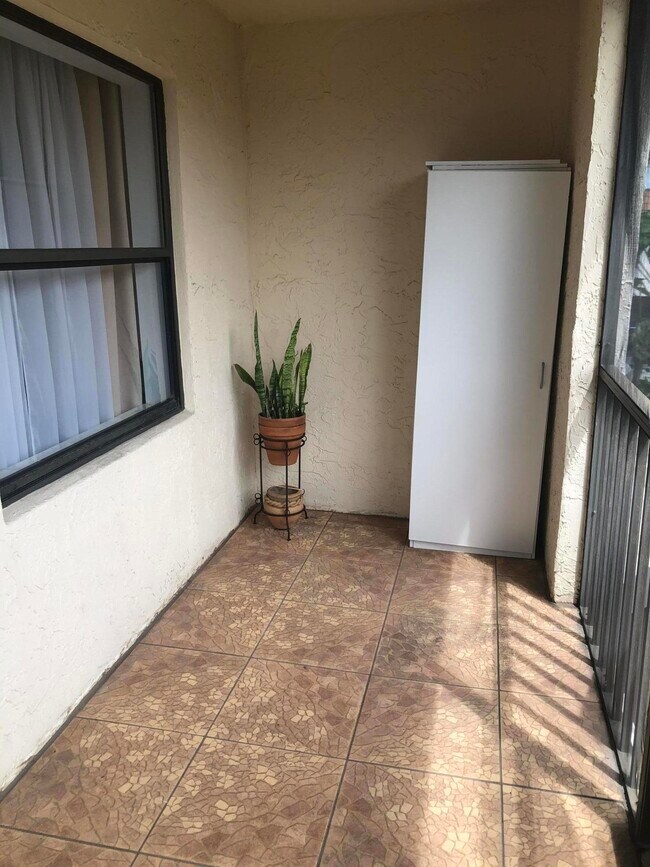 Foto del edificio - 7250 Golf Colony Ct