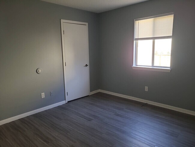 Building Photo - 83 Manor Dr