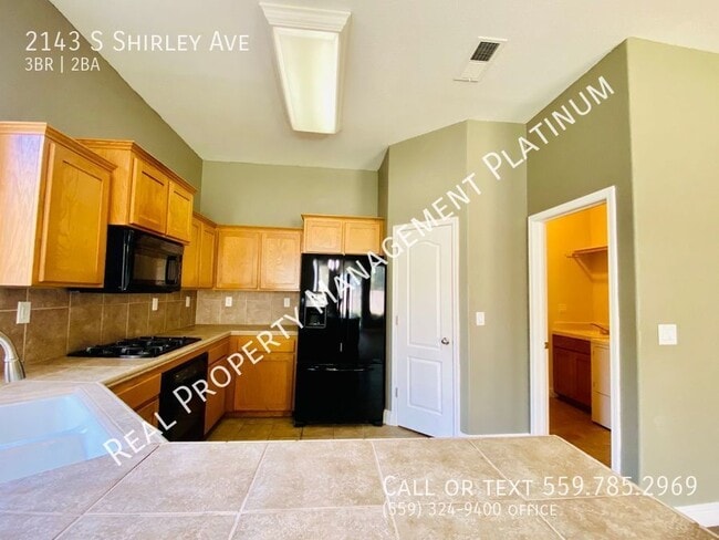 Building Photo - $2,500  3 Bedroom Home with 3 Car Garage -...