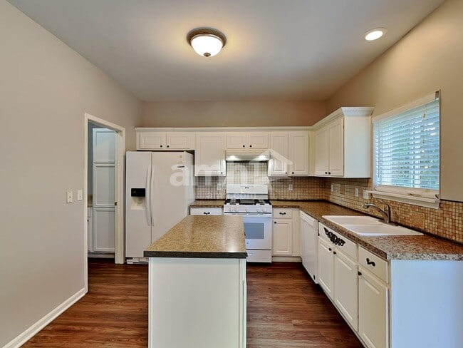 Building Photo - 204 Stearn Dr