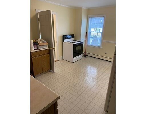 Building Photo - 593 Bay St