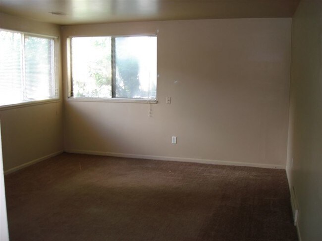 Building Photo - 4142 Oak Park Dr SE