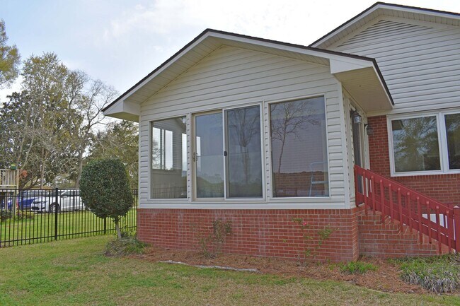Building Photo - Great Waterfront Brick Home