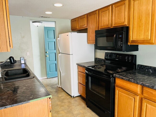 Building Photo - Cute 2 Bedroom Condo