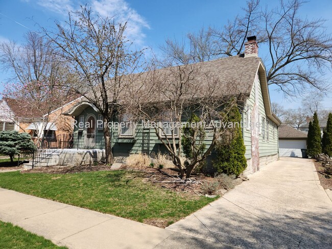 Building Photo - 4 Bedrooms, Endless Charm and Steps from D...
