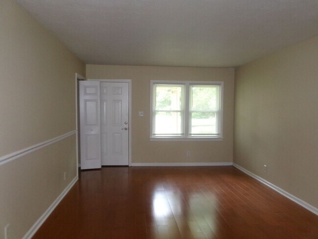 Building Photo - 2 bedroom duplex apartment off Forestbrook...