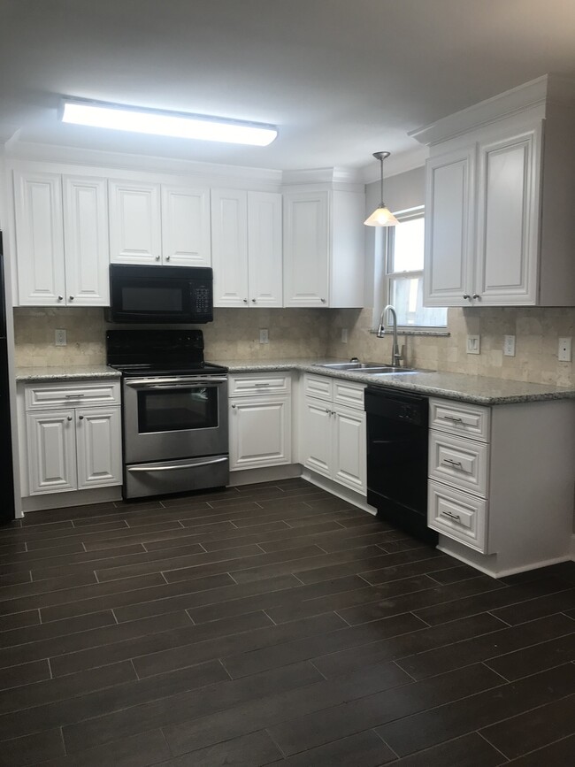 Foto del edificio - 2 bedroom townhouse off Jefferson Hwy Avai...