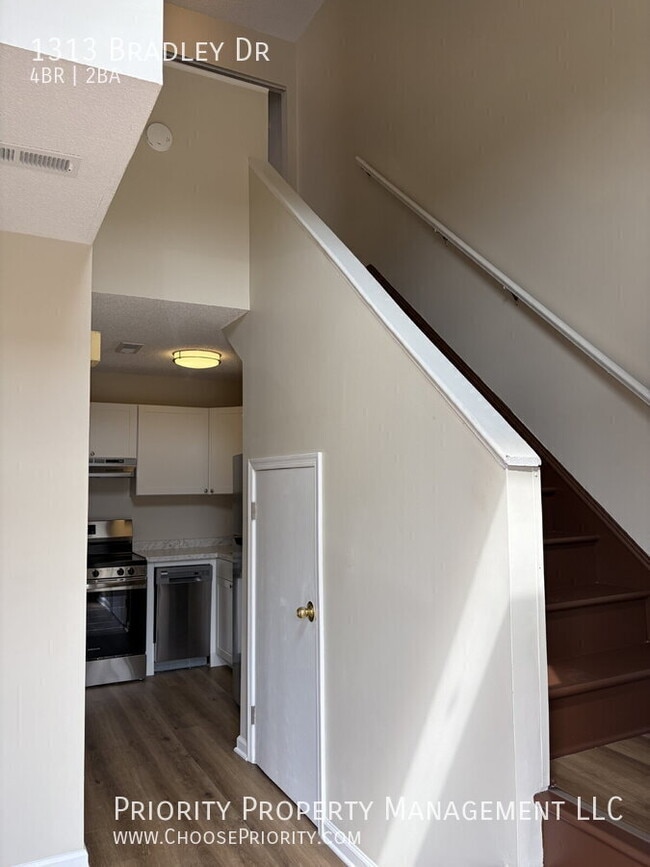 Building Photo - 1313 Bradley Dr