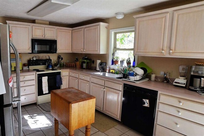 Foto del edificio - Incredible location! 4 BD/2 BA Home. Acros...