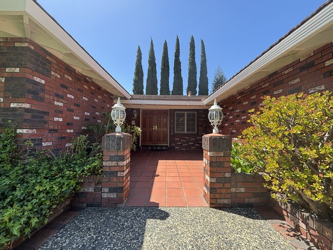 Building Photo - 6723 Altiplano Way