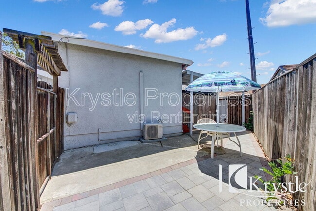 Building Photo - 211 Oakmore Ct