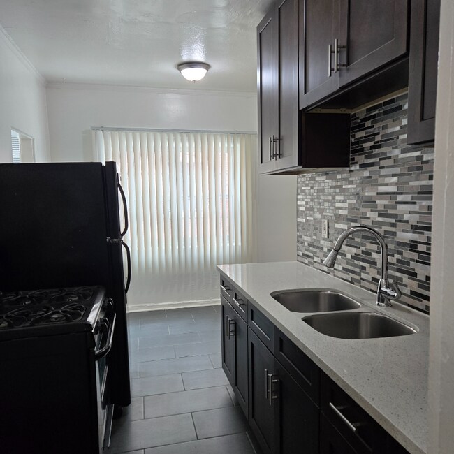 Foto del edificio - 636 N Plymouth Blvd