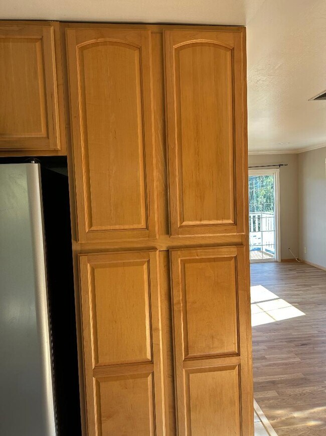 Despensa con gabinetes de cocina adicionales - 55 Park Cir