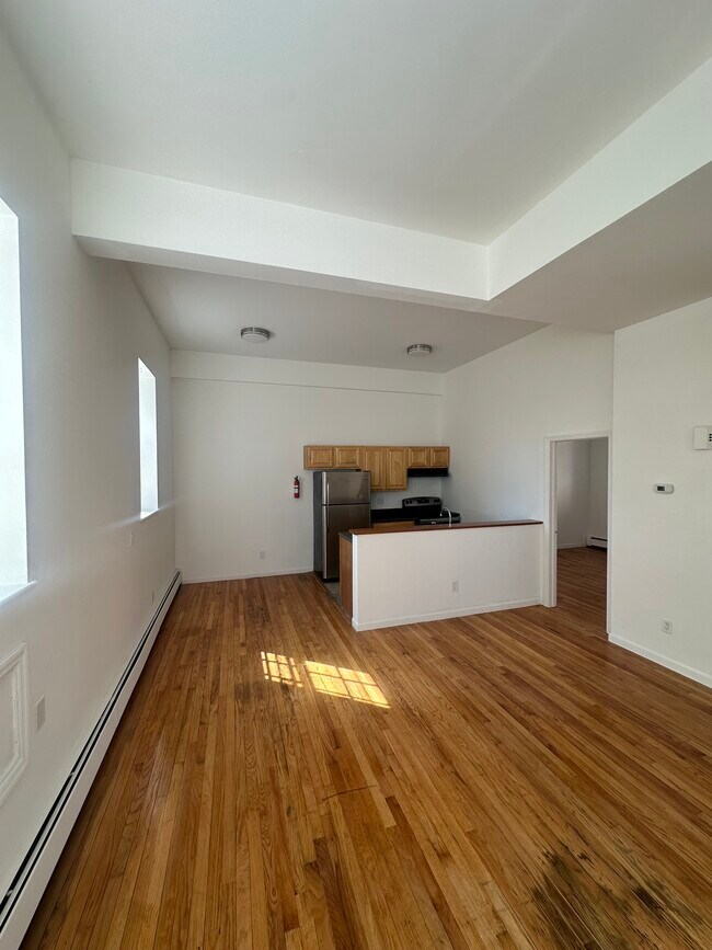 Building Photo - 8 N Clover St