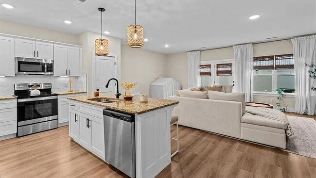 Foto del edificio - Like new modern maintenance free 3 bedroom 2.5 bath townhouse in Greensboro. Lawn care included.