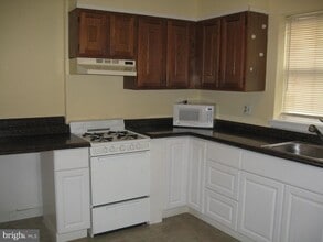 Building Photo - 1048 South St