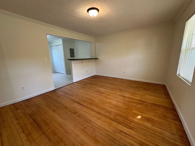 Foto del edificio - Stunning Original Hardwoods & Seamless Single-Level Living in Oak Ridge!