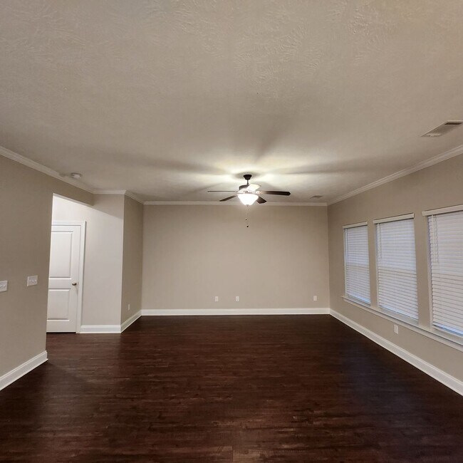 Foto del edificio - 5117 Heathbrook Dr