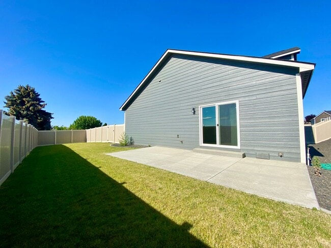 Building Photo - Beautiful, Newly-Built Home with Office