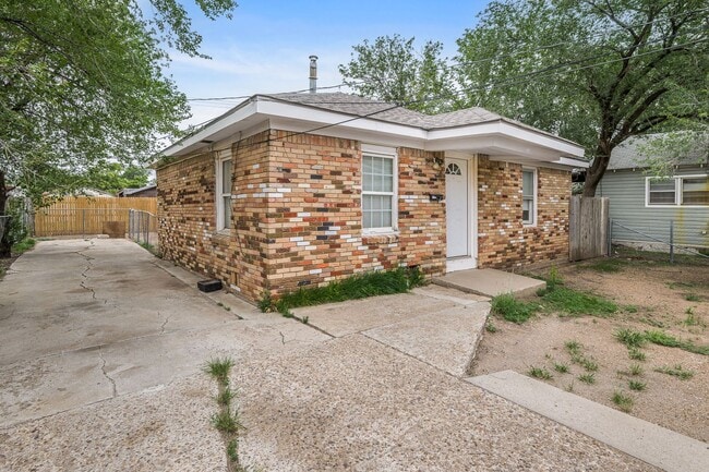 Building Photo - 819 N Apache St