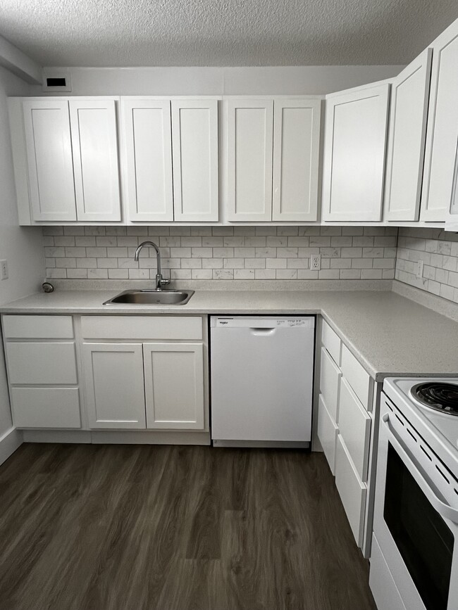 Building Photo - SPACIOUS TWO BEDROOM TWO BATHROOM APARTMEN...